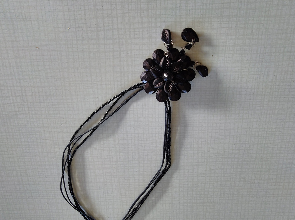 collier perles marguerite noir